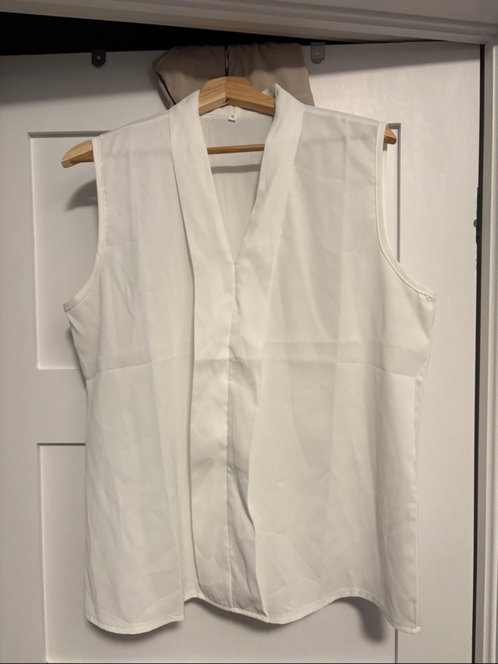 Reitmans White Sleeveless V-Neck Blouse